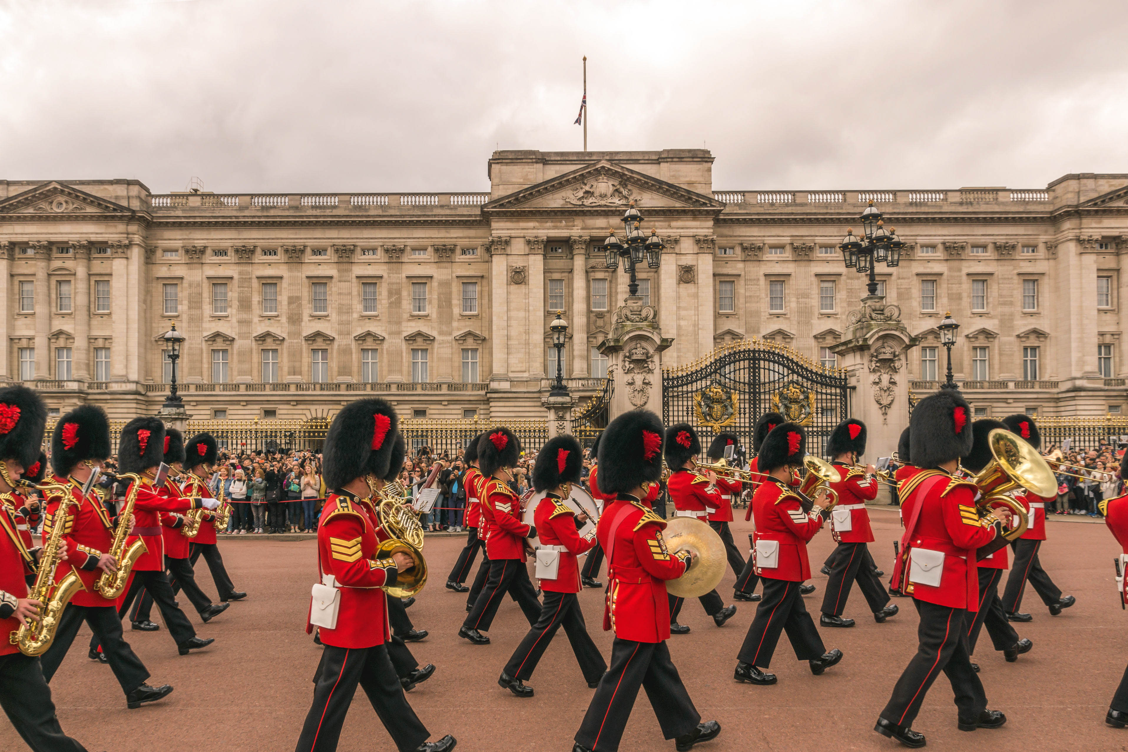 London buckingham palace guards guard changing royal england june grea perform british